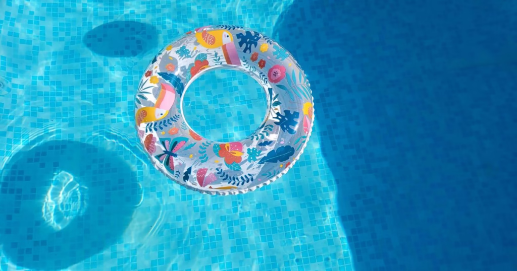 プールに浮き輪が浮かんでいる