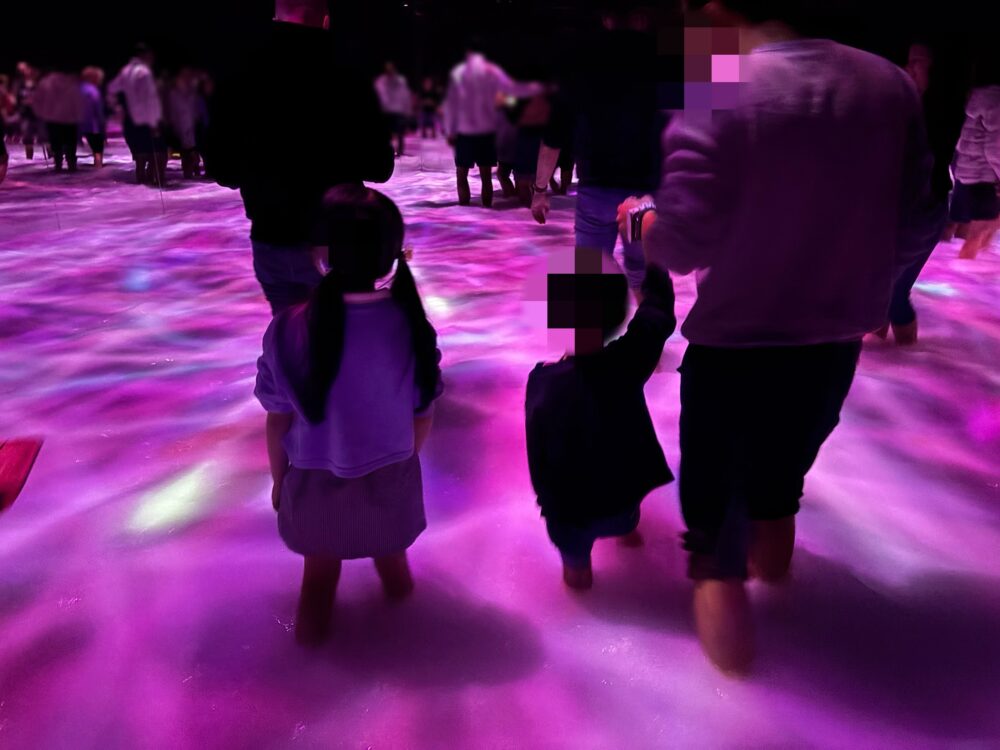 チームラボプラネッツTOKYO DMMの『水の中を歩くアート』体験エリアの様子