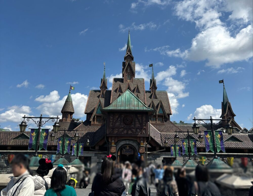 ディズニーシーのファンタジースプリングス内、アナと雪の女王の世界を再現したフローズンキングダムの壮麗な建物