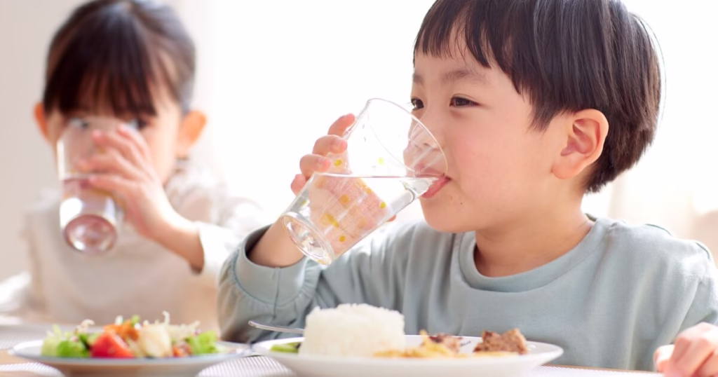 食事をする男の子と女の子