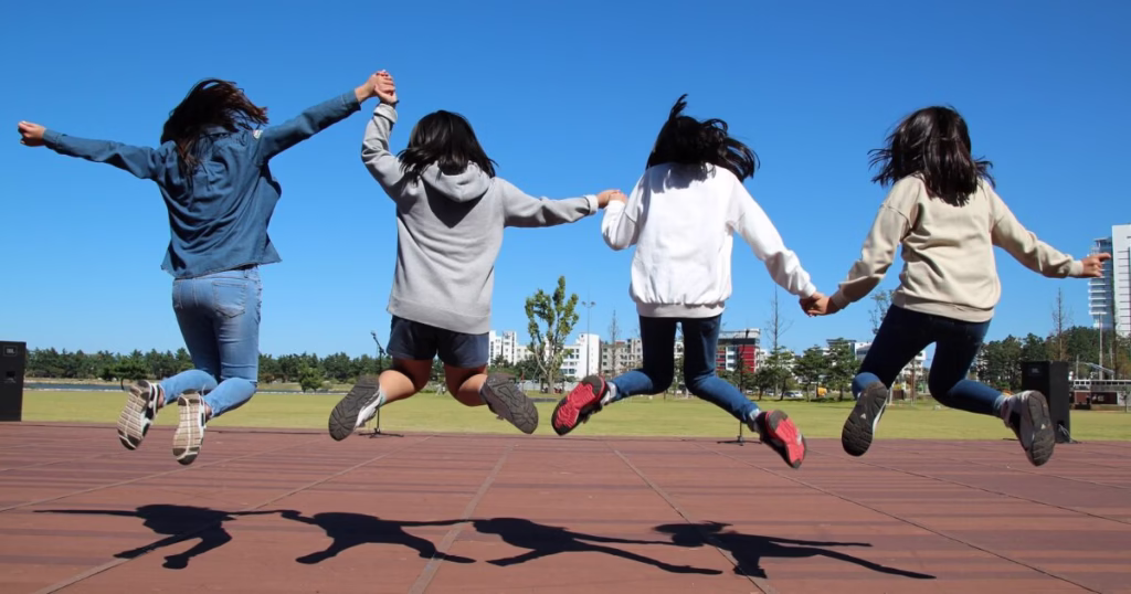 飛び跳ねる4人の女の子