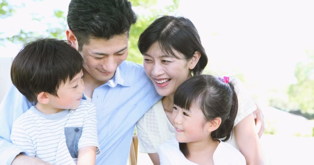 親子4人で笑顔で見つめ合う写真