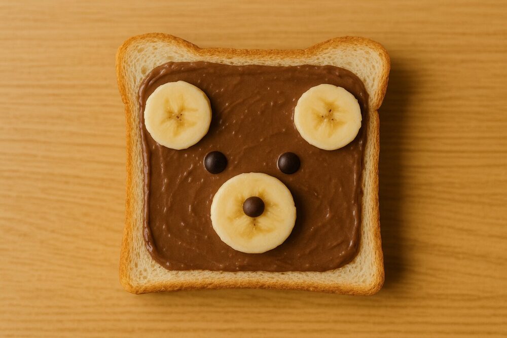バナナとチョコでデコレーションされた可愛いくまさんトースト