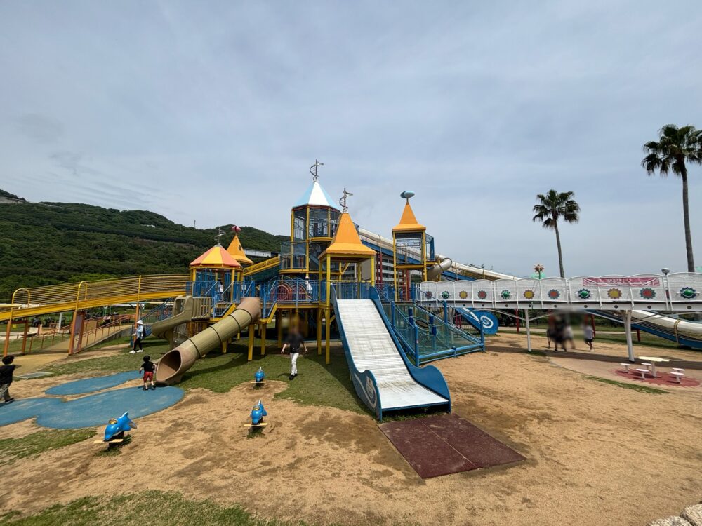国営明石海峡公園のカラフルな大型すべり台。子連れで楽しめる人気遊具