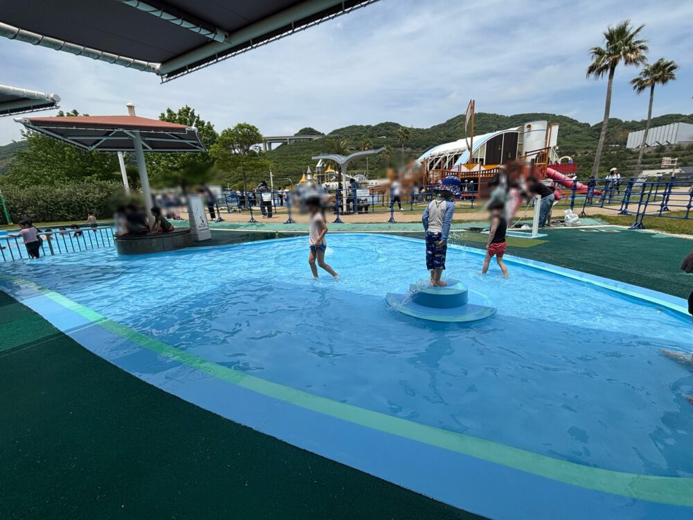 淡路島国営明石海峡公園のじゃぶじゃぶ池で水遊びを楽しむ子どもたち