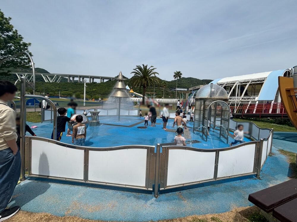 淡路島国営明石海峡公園のウォーターツリーで水遊びをする子どもたち