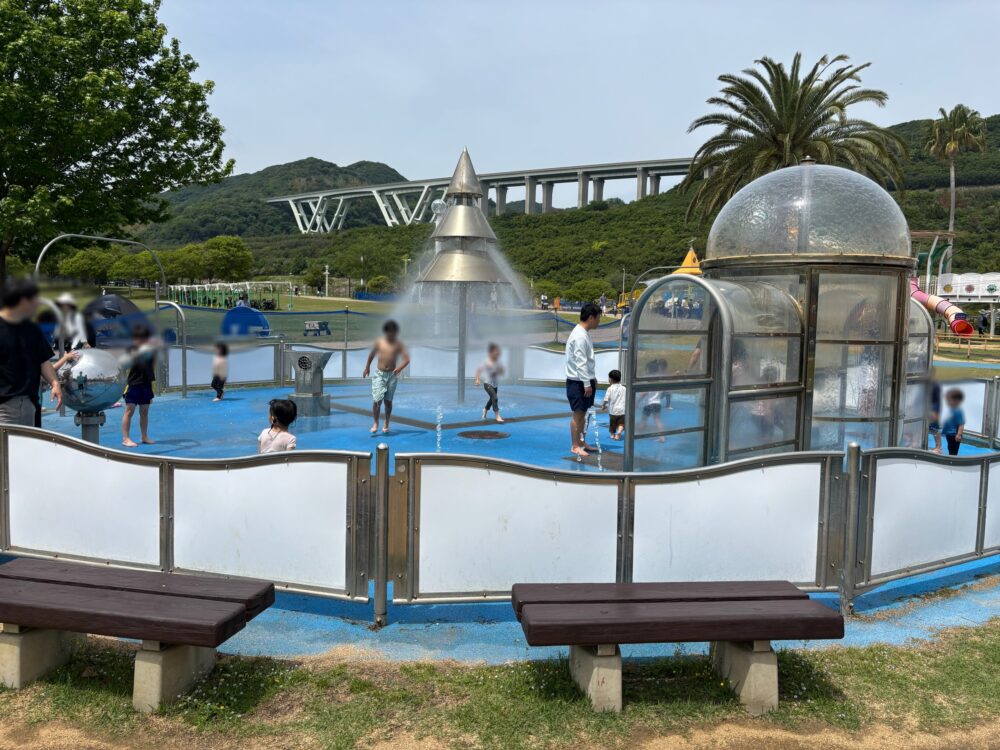 淡路島国営明石海峡公園のウォーターツリーで水遊びをする子どもたち