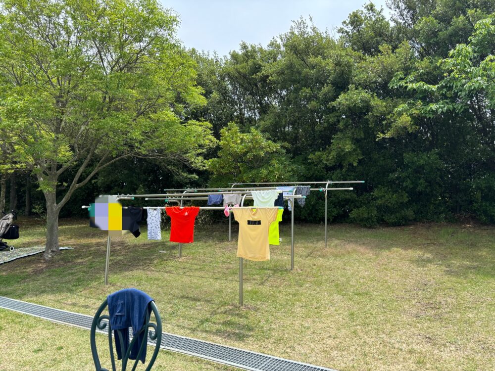 淡路島国営明石海峡公園じゃぶじゃぶ池付近に設置された物干し竿