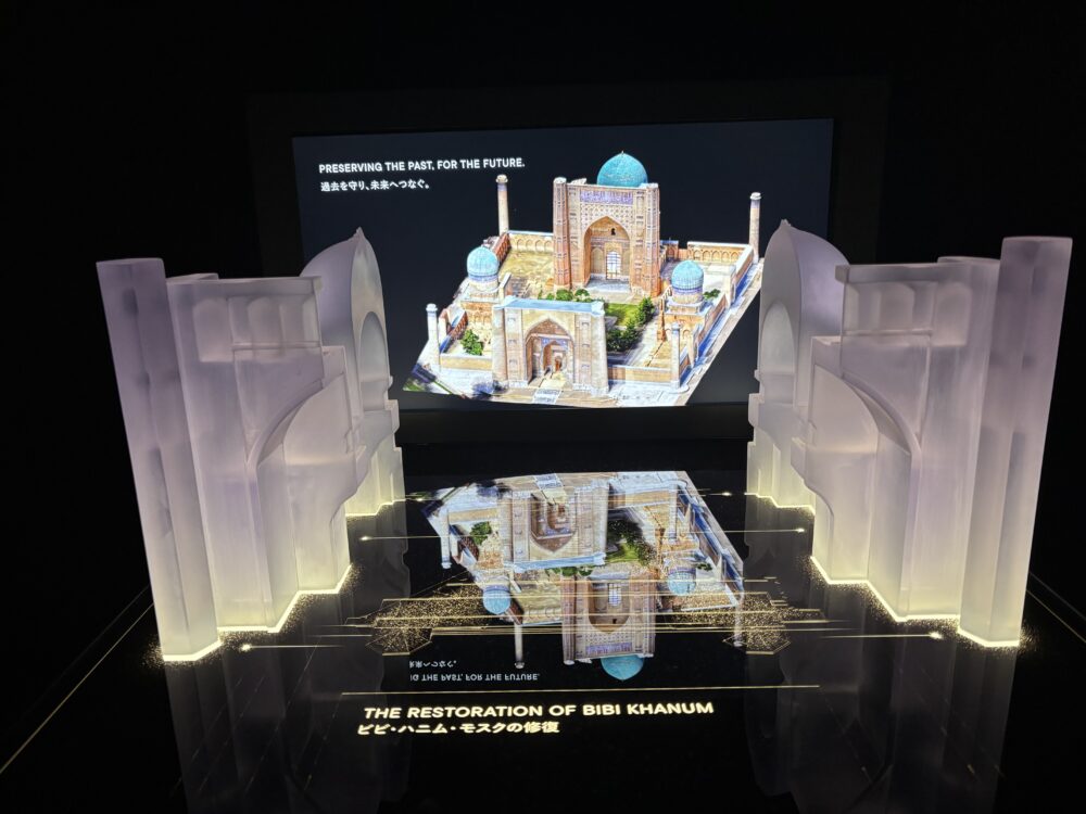 ウズベキスタン館に展示されたビビ・ハニム・モスクの修復を紹介する模型と映像展示
