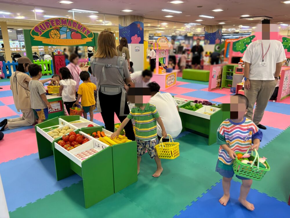 おままごとエリアに並ぶカラフルなおもちゃの野菜。子どもたちが自由に遊べるように用意された食材パーツ