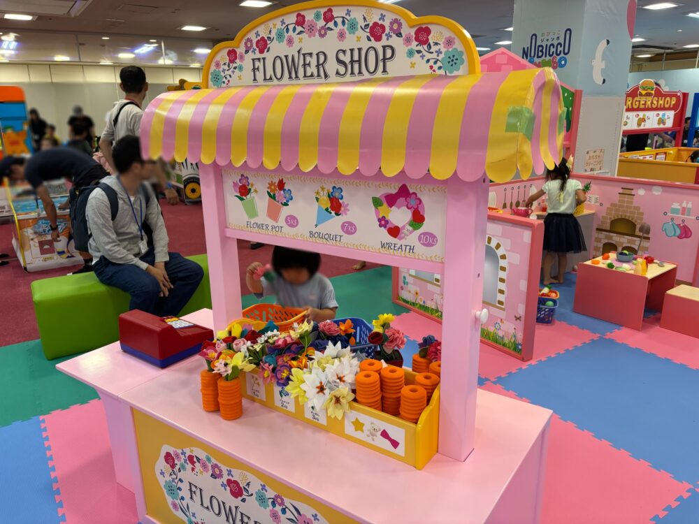 おままごとエリアのフラワーショップコーナー。色とりどりの花のおもちゃを使ってごっこ遊びが楽しめるスペース