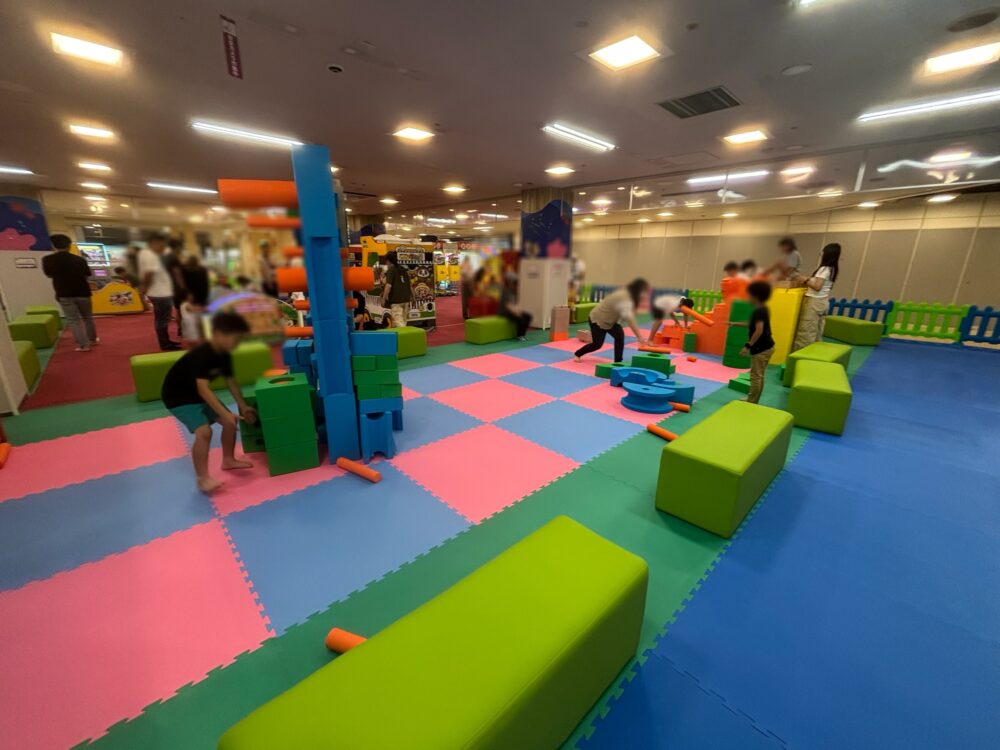 大きなカラフルブロックで自由に組み立てて遊べるエリア。子どもたちが体を使ってダイナミックに楽しめるスペース