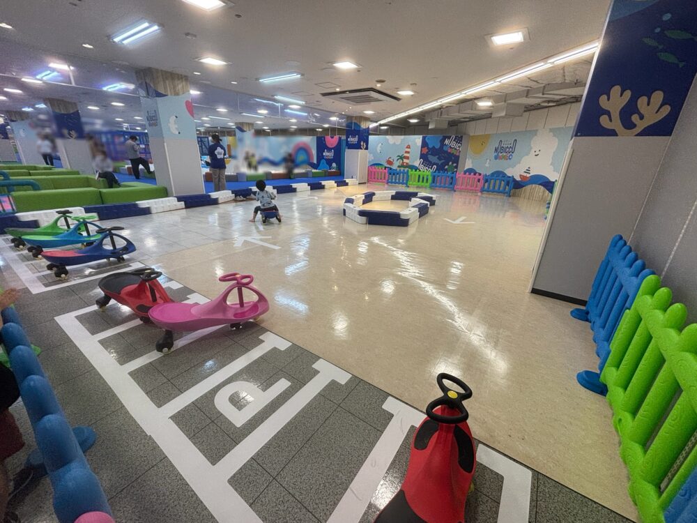幼児が楽しめるカラフルなサーキットエリア
