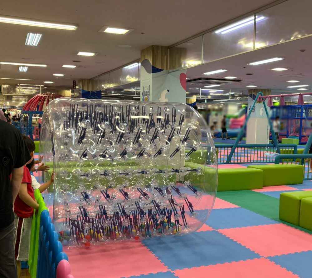幼児〜小学校低学年向けのサイバーホイール。柔らかい素材で作られた大型遊具で、1人ずつ中に入って回転しながら遊べる