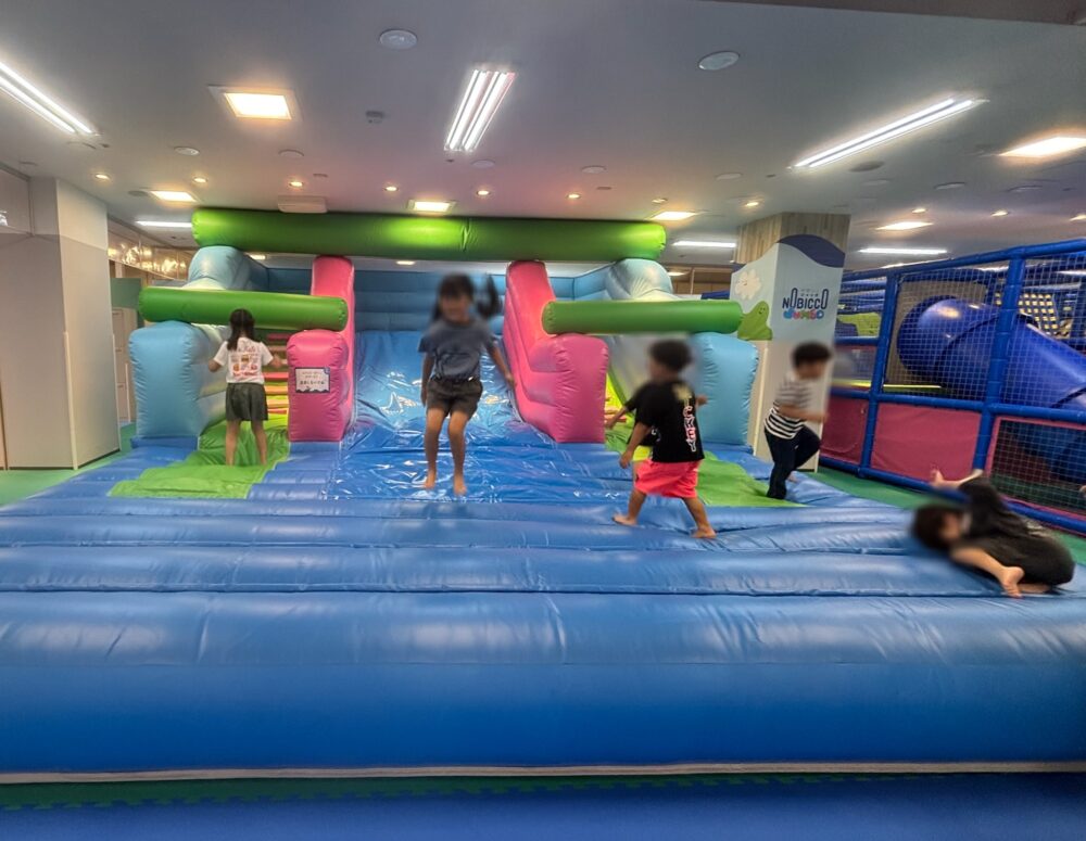 幼児〜小学校低学年向けのエアー滑り台。ふわふわ素材でクッション性が高く、安全に滑って遊べる大型遊具