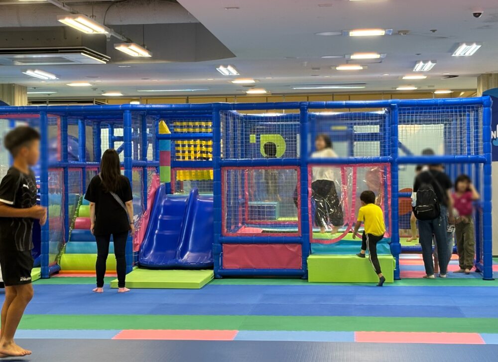 幼児〜小学校低学年向けの複合遊具。ターザンロープ風の遊びや小型トランポリン、低めの滑り台などが一体となり、全身で楽しく遊べる