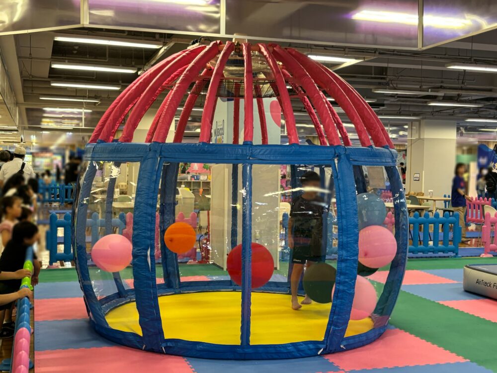 幼児〜小学校低学年向けのエアーボール遊具。空気でボールが舞い上がり、定員3名が順番に遊べる安全設計