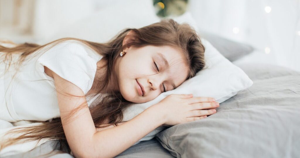 子どもがまくらを使ってお昼寝している様子