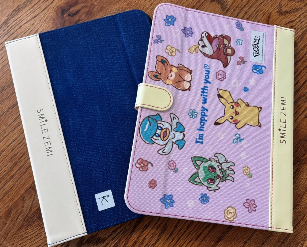 スマイルゼミのポケモン柄タブレットケース。人気キャラクターが描かれた限定デザイン。
スマイルゼミのシンプルな青いタブレットケース。男女どちらにもおすすめの落ち着いたデザイン