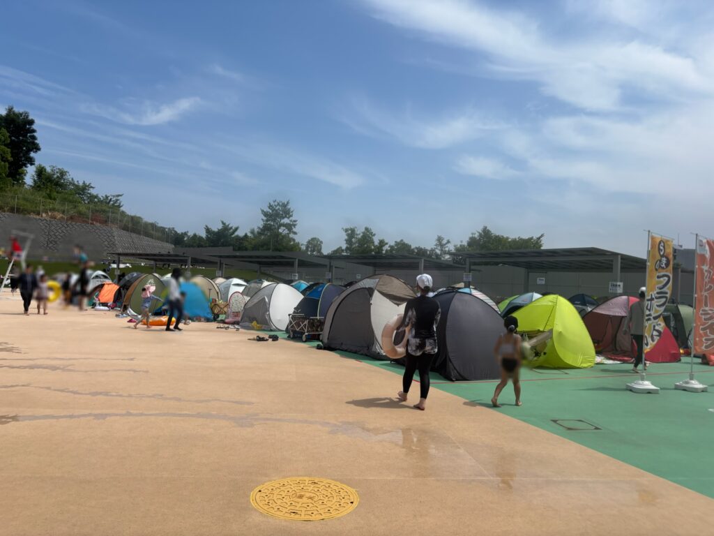 マルエス堺原山公園プールの屋外エリアに並ぶテント。日よけや休憩スペースとして利用されている