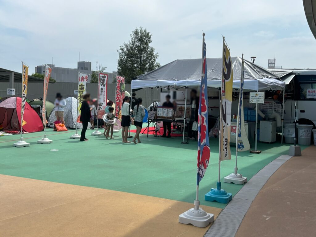 マルエス堺原山公園プールの外の売店。かき氷・焼きそば・ポテトなど夏の定番メニューを販売