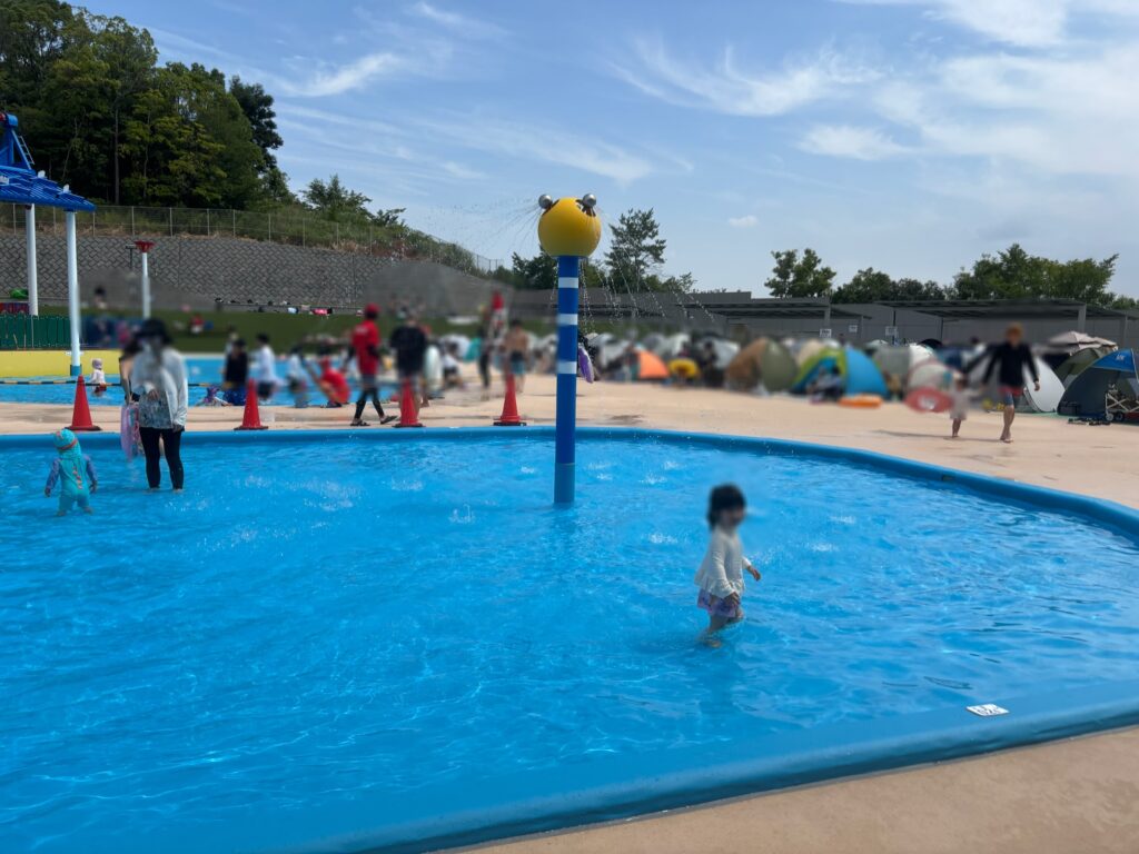 マルエス堺原山公園プールの幼児向けじゃぶじゃぶプール。水深が浅く、小さな子どもが安心して遊べる屋外プール
