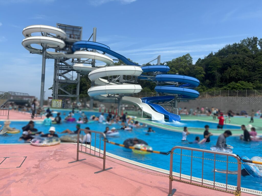 マルエス堺原山公園プールの流れるプール。家族連れでにぎわう屋外エリア