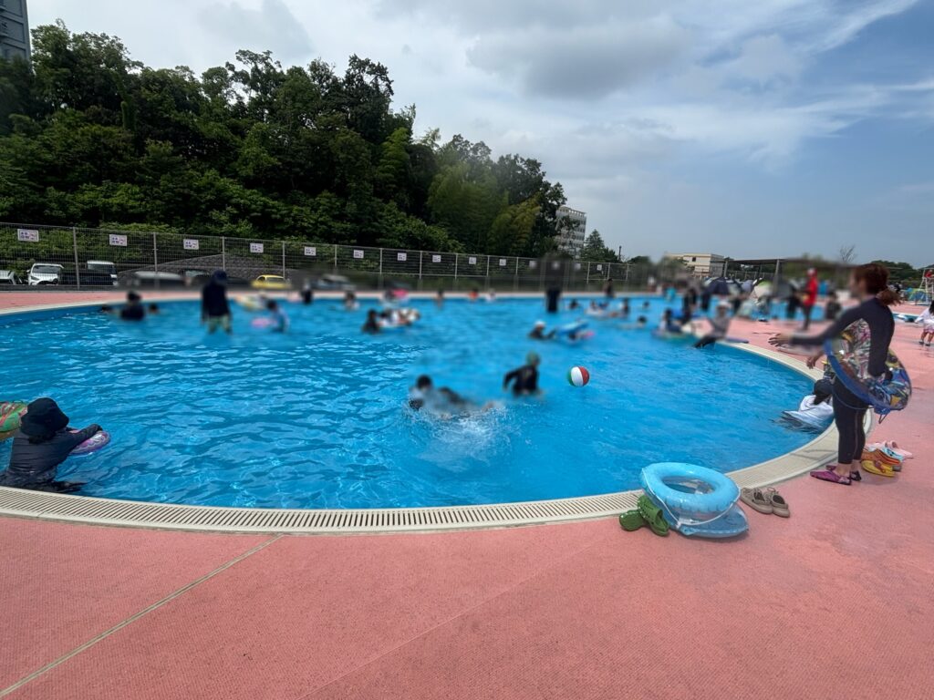 マルエス堺原山公園プールの屋外変形プール。浅めで小さな子どもも遊べる広々とした水遊びエリア