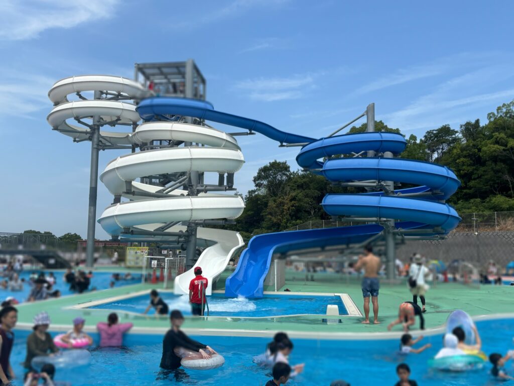 マルエス堺原山公園プールのウォータースライダー。青の短いスライダーと白の長いスライダーの2本が設置されている