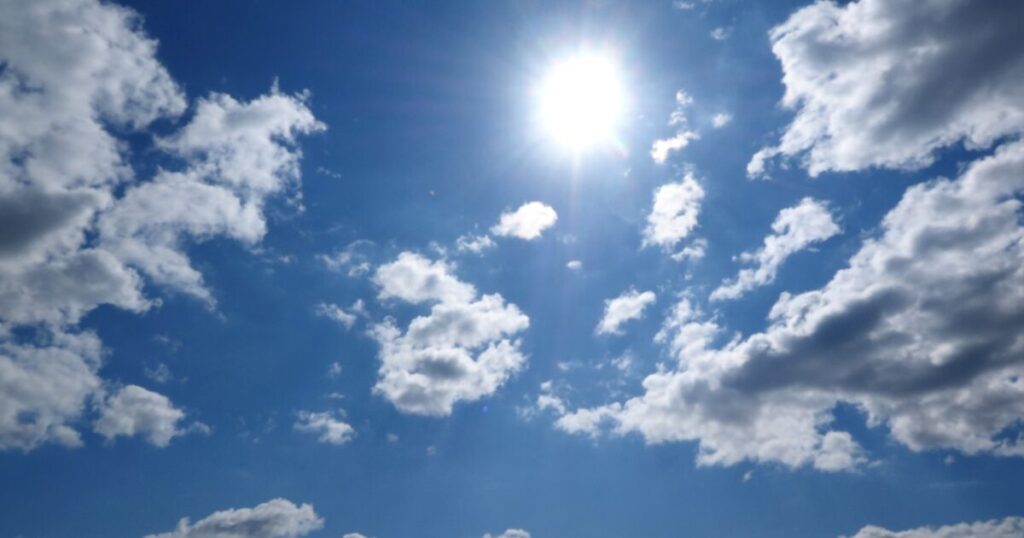 青空に少しの雲が浮かび、太陽が照りつける夏の空
