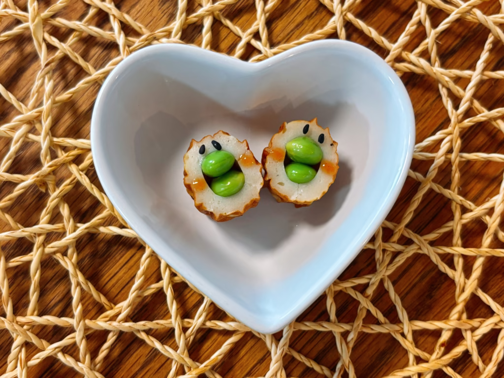 ちくわ、黒ゴマ、枝豆、ケチャップを使用した枝豆ちくわの小鳥風おかず