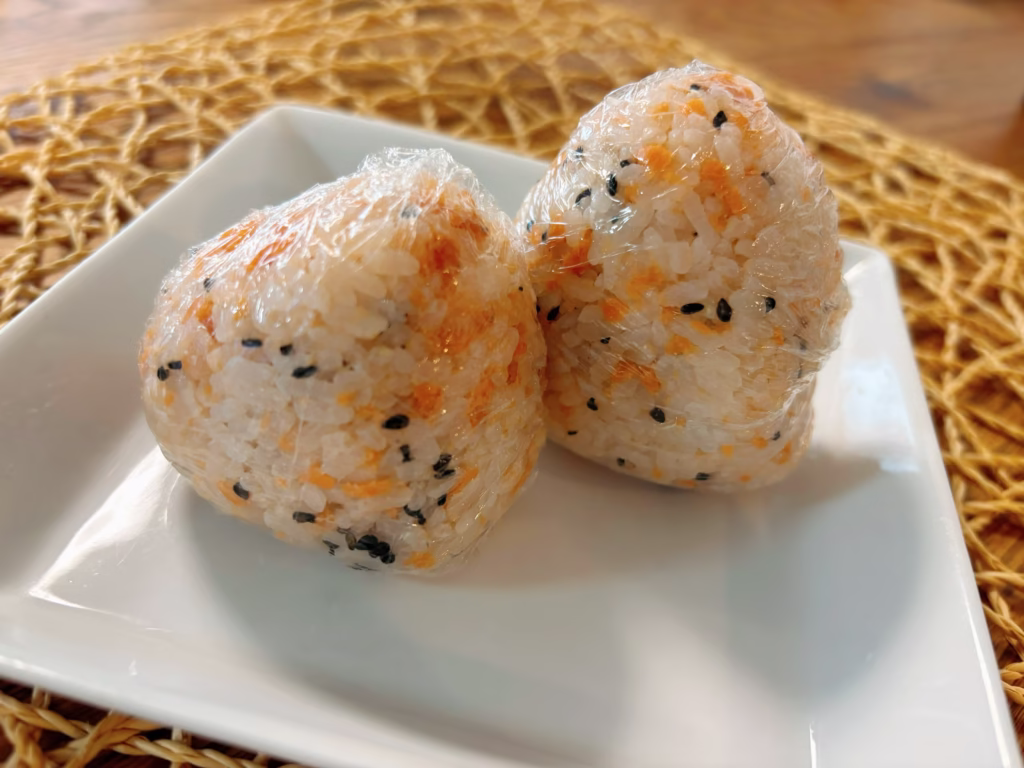 鮭フレークとごまのおにぎり