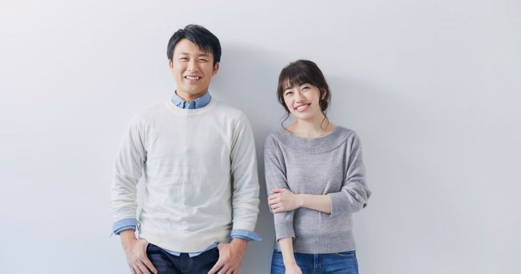 夫婦が笑顔で並んで立っている様子