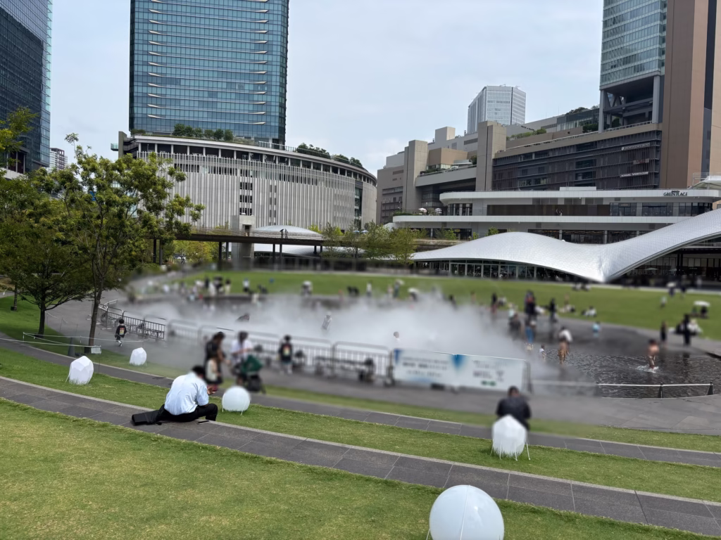 グラングリーン大阪の噴水エリアで遊ぶ子どもと見守る親