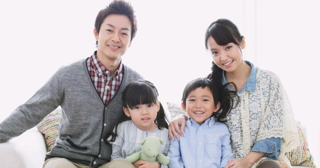 家族4人が笑顔で過ごしている様子
