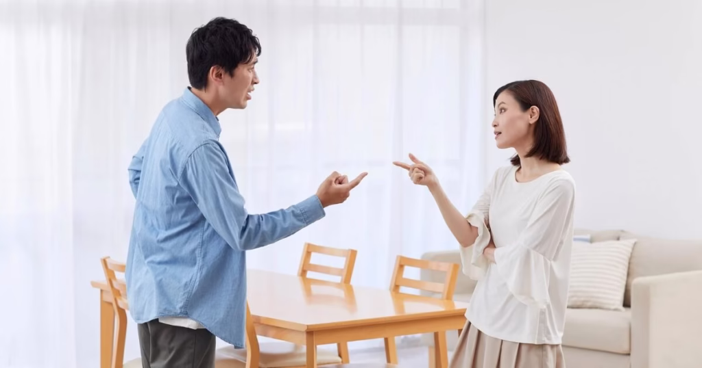 リビングで夫婦喧嘩をしている様子