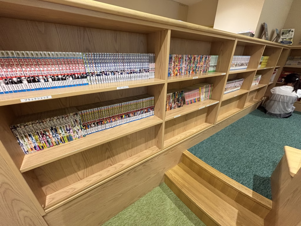 こべっこランド図書コーナーに並ぶ漫画