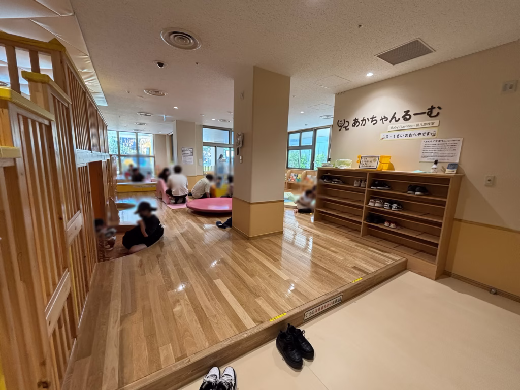 こべっこランドのあかちゃんるーむで遊ぶ親子