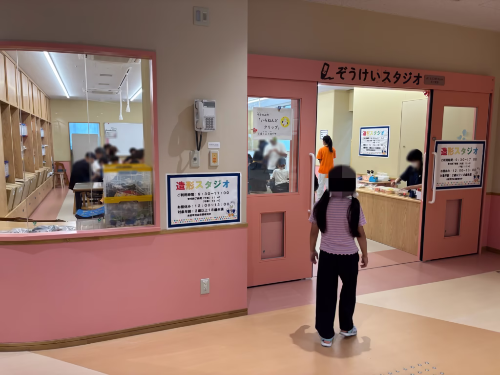 こべっこランドのぞうけいスタジオでいろねんどクリップ工作をする親子