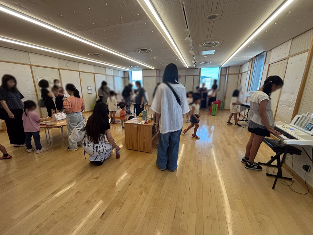 こべっこランドのおんがくスタジオ1で様々な楽器で遊ぶ親子