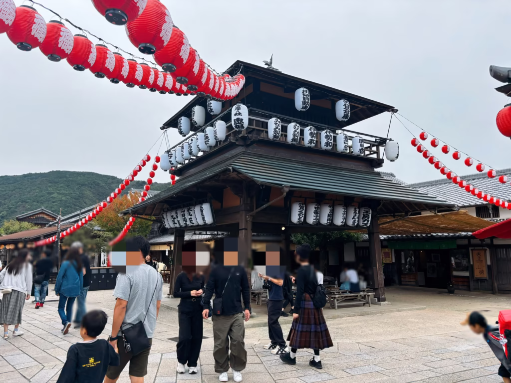 おかげ横丁の街並み。赤い提灯が並ぶレトロな建物と観光客で賑わう風景