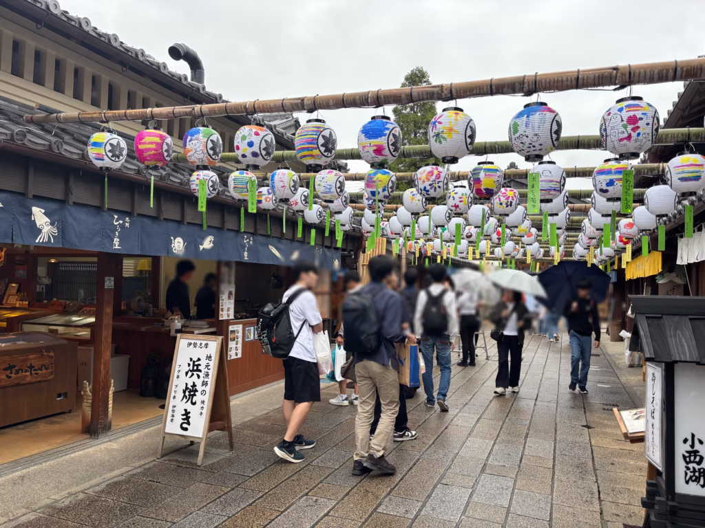 おかげ横丁の街並み。白の提灯に子どもが色付けしているものが飾られている
