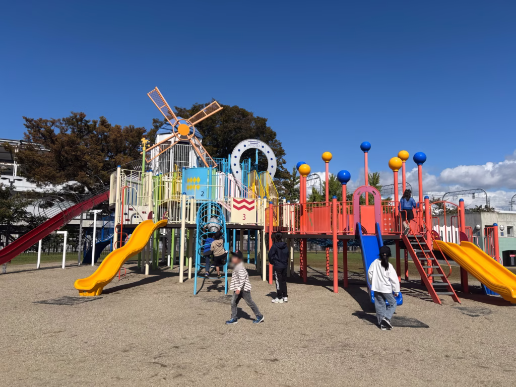 京都競馬場の緑の広場内の大型遊具