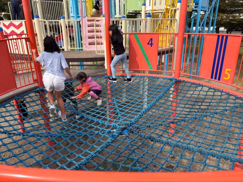 京都競馬場の緑の広場内の大型遊具の中のネット遊具