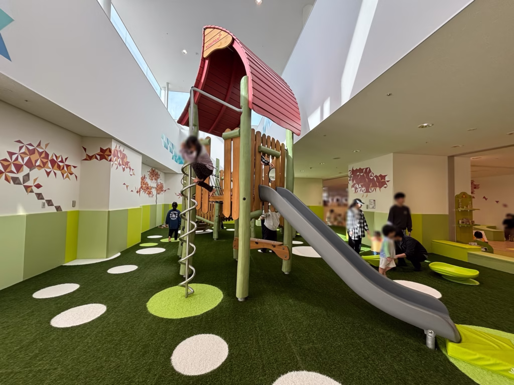 京都競馬場のパカラン内の大型滑り台