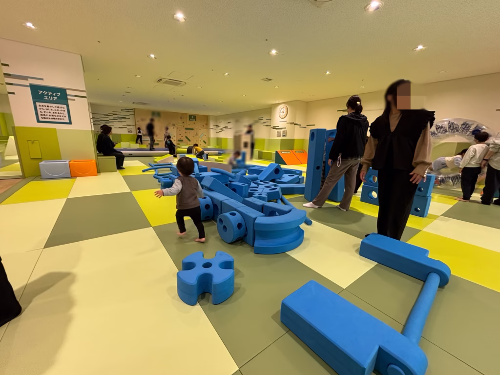 京都競馬場内のパカランにある大型ブロック