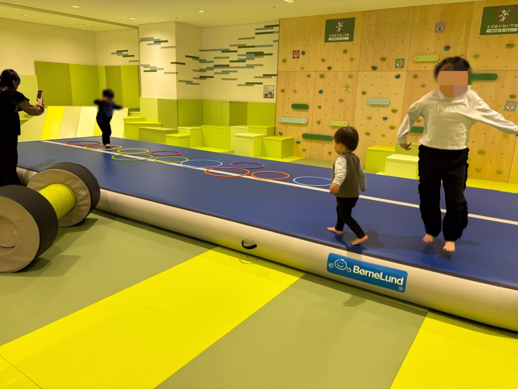 京都競馬場内のパカランにある大型マット