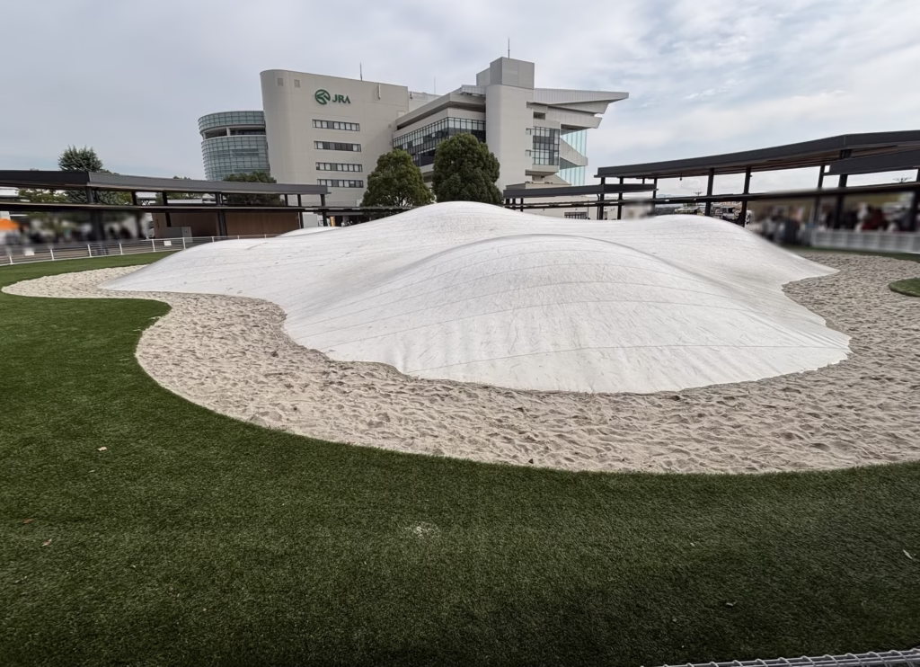 京都競馬場内のふわふわドーム