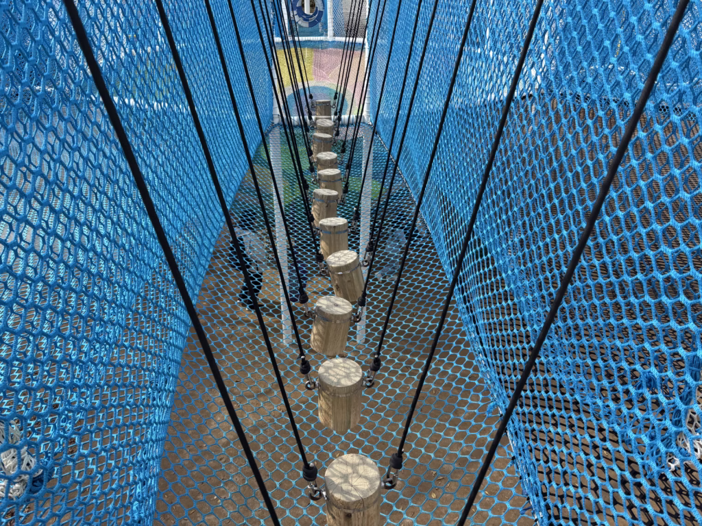 A0SOBIYUKU京都るり渓温泉の屋外エリアにある大型遊具のアスレチック