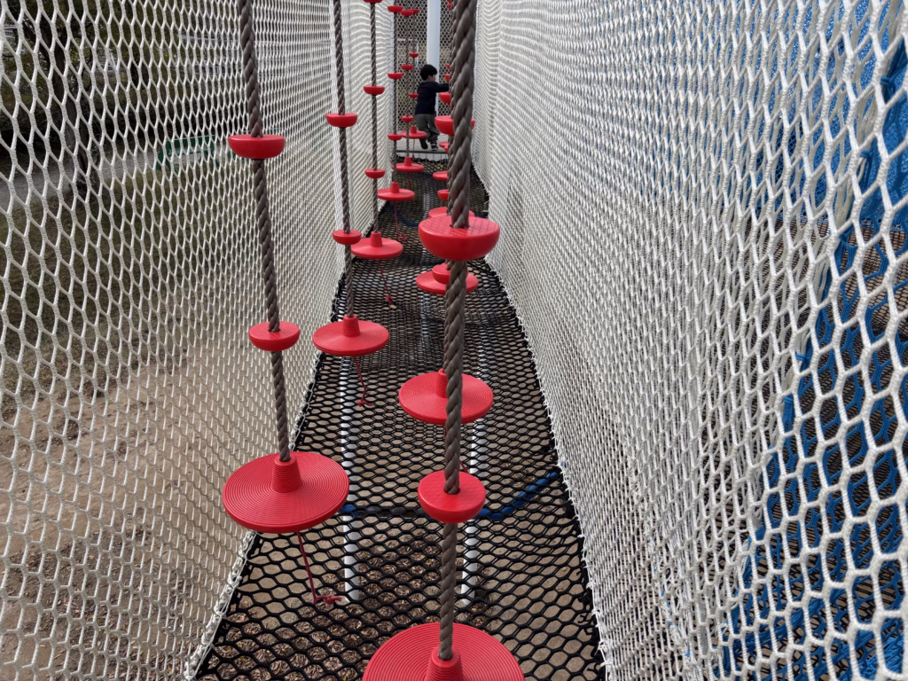 A0SOBIYUKU京都るり渓温泉の屋外エリアにある大型遊具のアスレチック